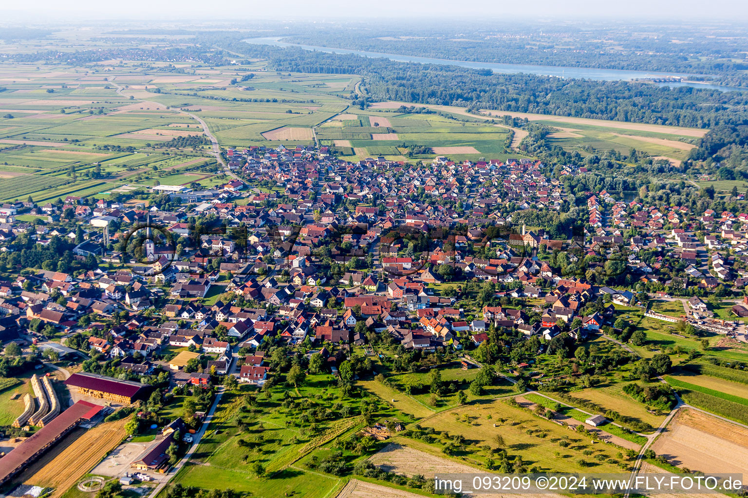 Vue aérienne de Vue des rues et des maisons des quartiers résidentiels à le quartier Ottenheim in Schwanau dans le département Bade-Wurtemberg, Allemagne