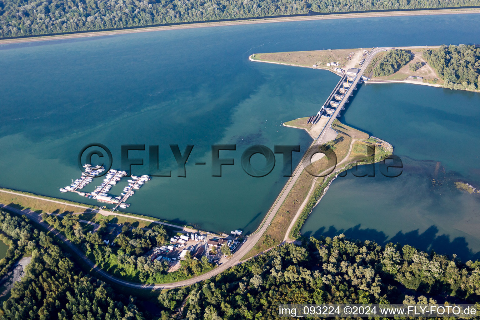 Vue aérienne de Systèmes d'écluses sur les rives du Rhin et du Lahr Yacht Club à le quartier Nonnenweier in Schwanau dans le département Bade-Wurtemberg, Allemagne