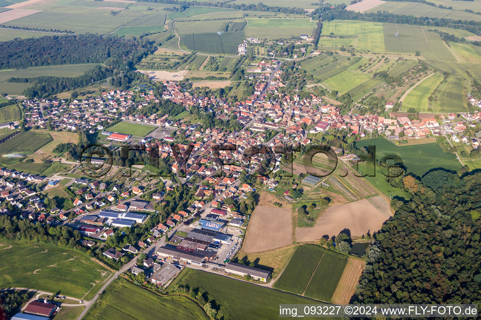 Vue aérienne de Vue des rues et des maisons des quartiers résidentiels à Obenheim dans le département Bas Rhin, France