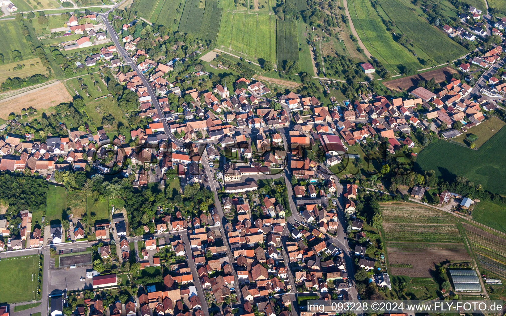 Vue aérienne de Vue des rues et des maisons des quartiers résidentiels à Obenheim dans le département Bas Rhin, France