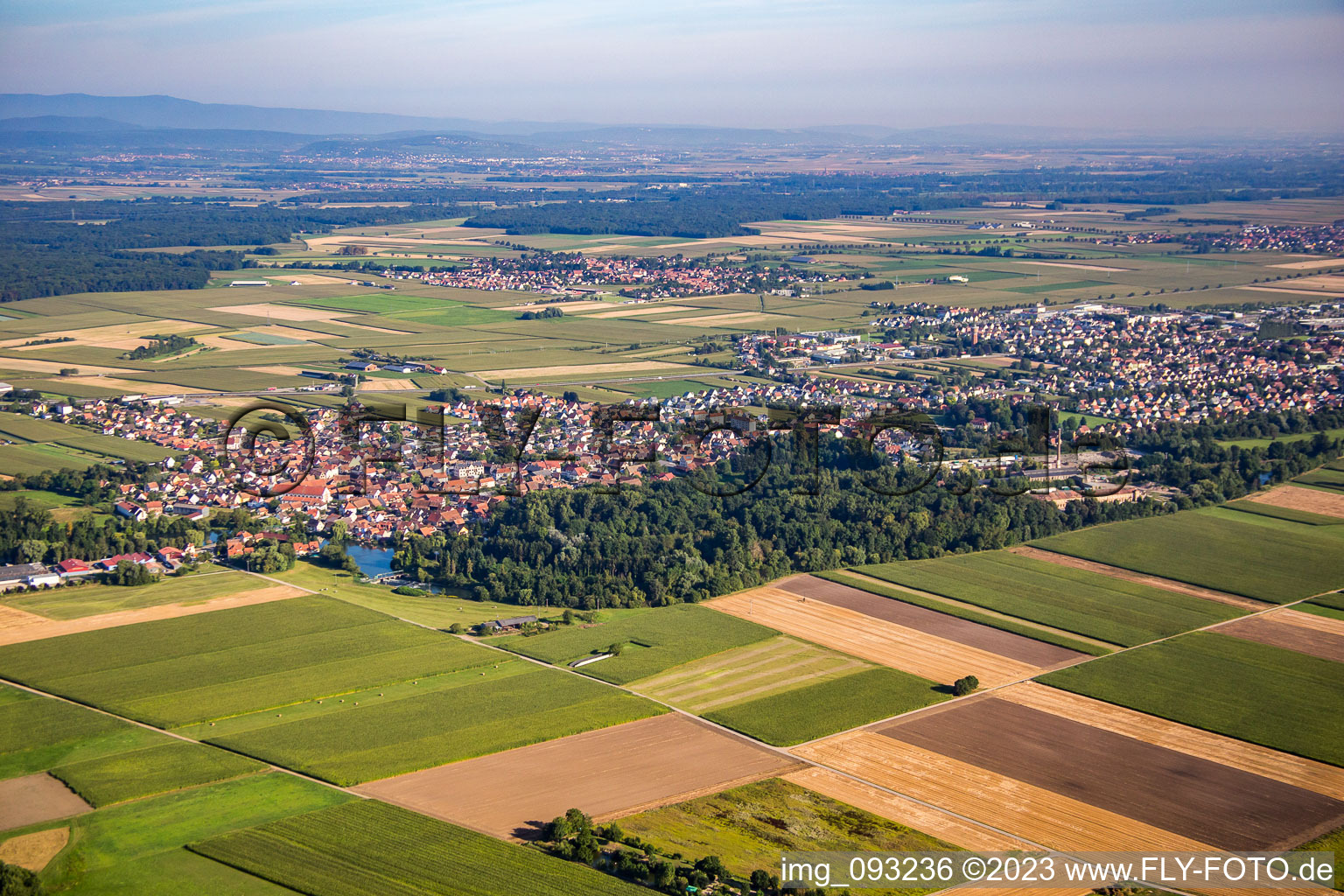 Vue aérienne de Huttenheim dans le département Bas Rhin, France