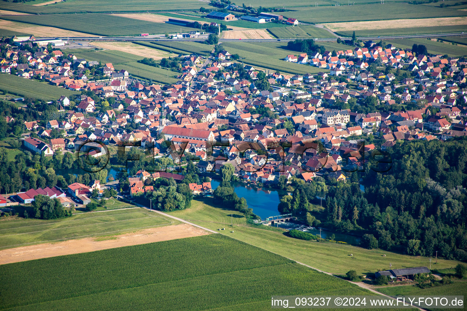 Vue aérienne de Du sud-est à Huttenheim dans le département Bas Rhin, France