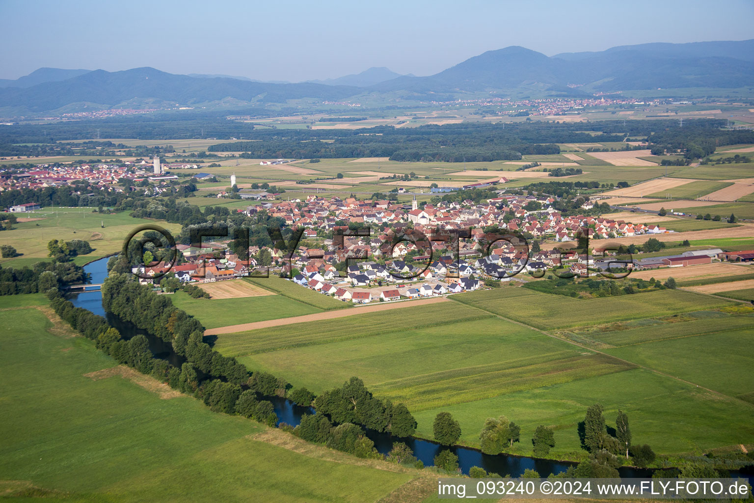 Vue aérienne de Bords de l'Ill face au panorama de la lisière vosgienne à Sermersheim dans le département Bas Rhin, France