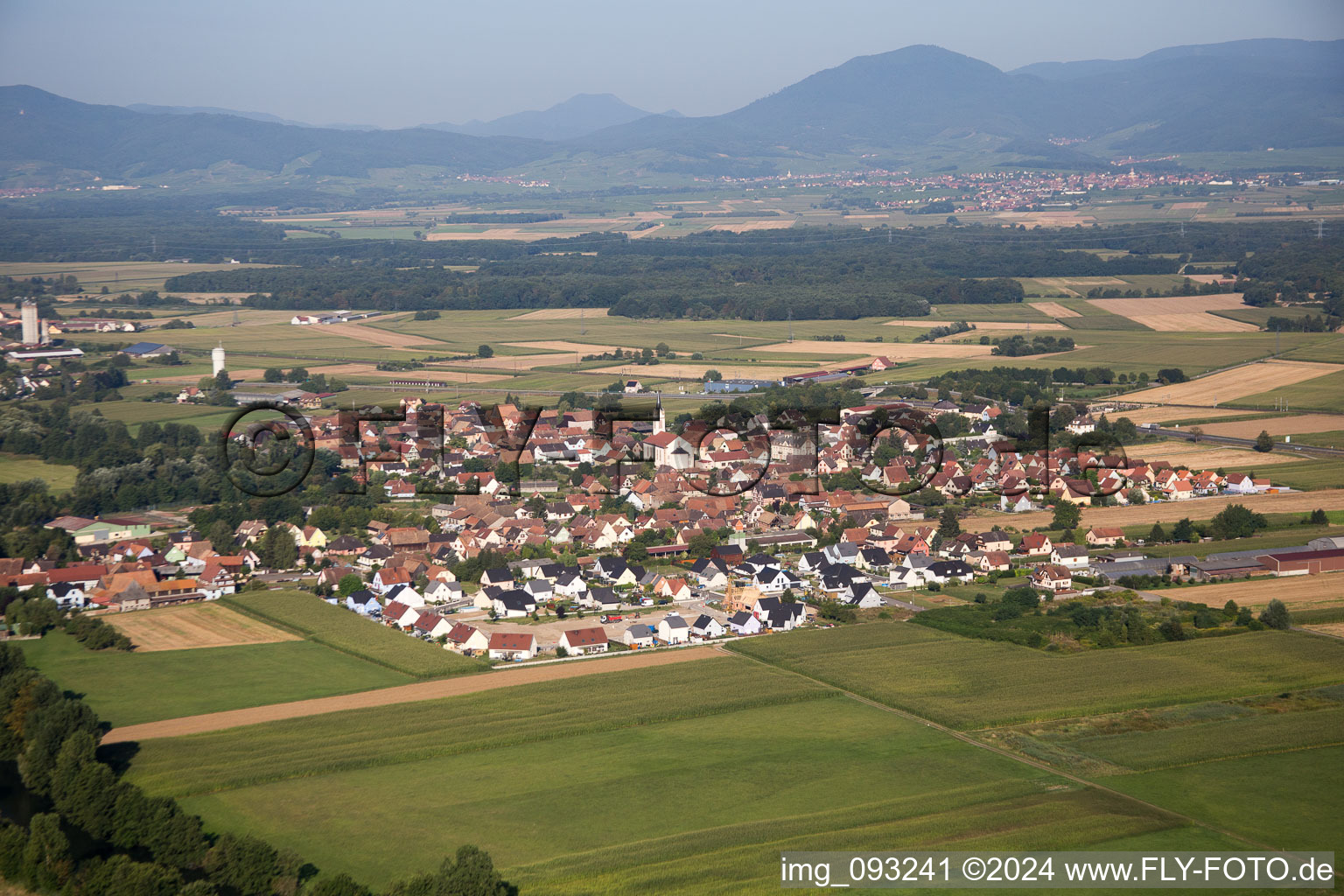 Vue aérienne de Bords de l'Ill face au panorama de la lisière vosgienne à Sermersheim dans le département Bas Rhin, France