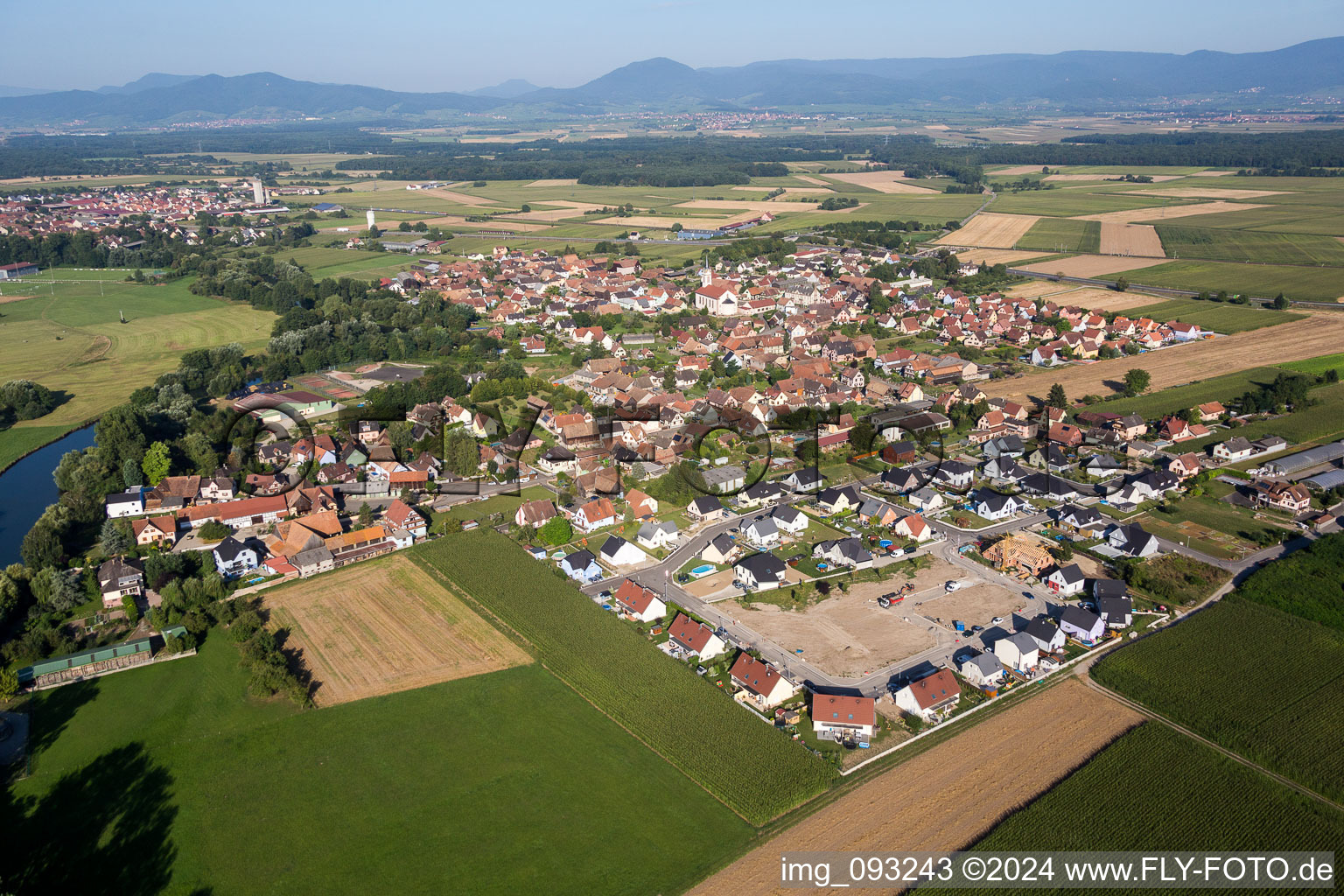 Vue aérienne de Chantiers du nouveau quartier résidentiel d'un lotissement de maisons unifamiliales rue des Celtes à Sermersheim dans le département Bas Rhin, France