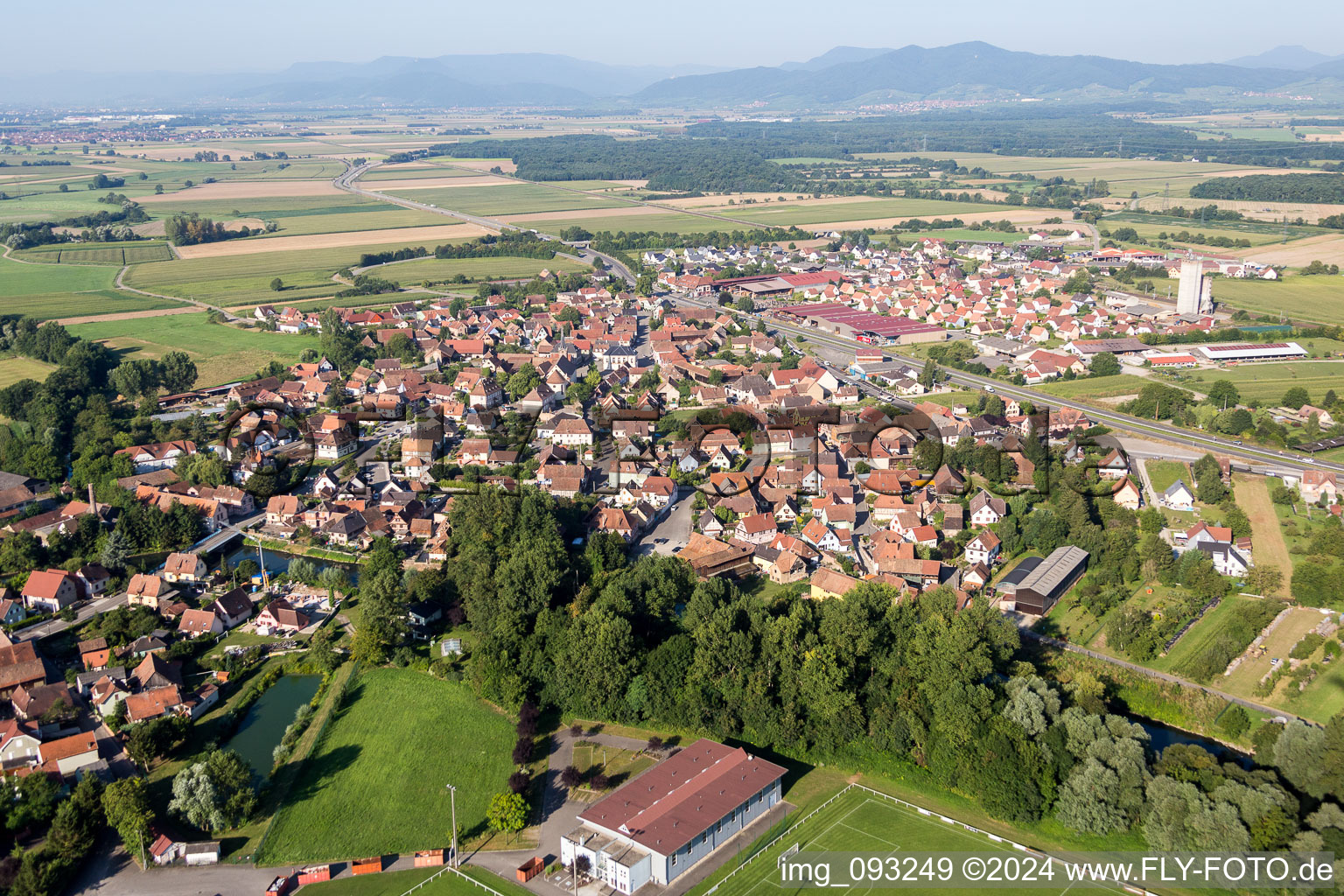 Vue aérienne de Champs agricoles et surfaces utilisables à Kogenheim dans le département Bas Rhin, France