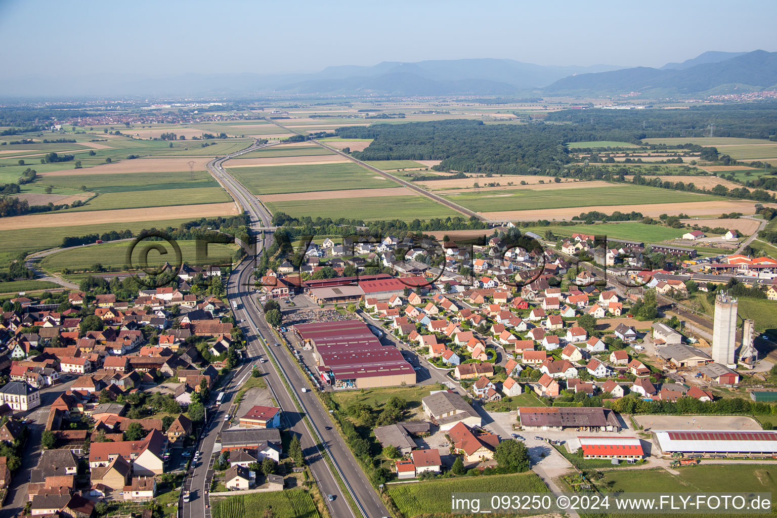 Vue aérienne de Champs agricoles et surfaces utilisables à Kogenheim dans le département Bas Rhin, France