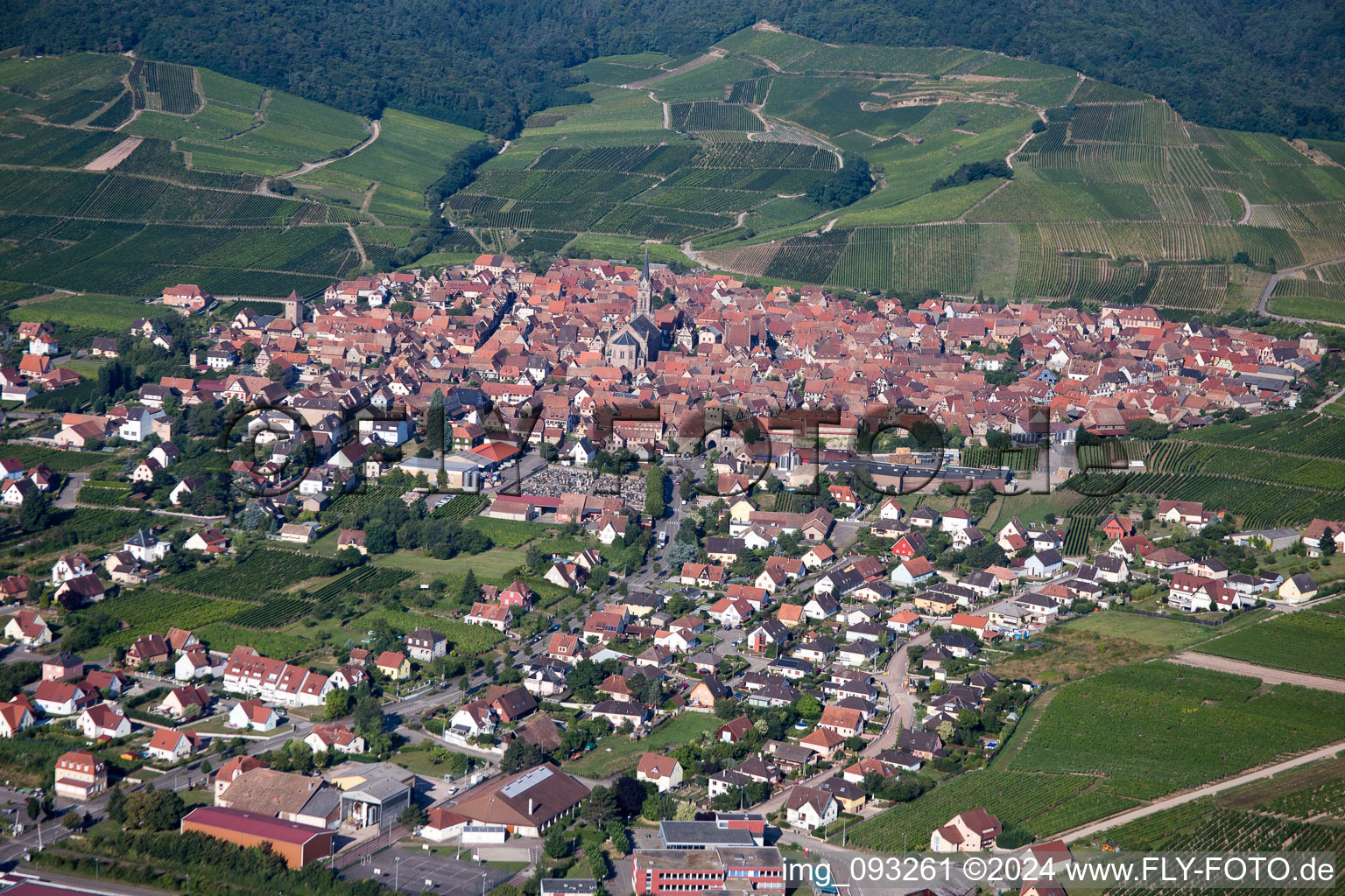 Vue aérienne de Vue sur le village à Dalhunden dans le département Bas Rhin, France