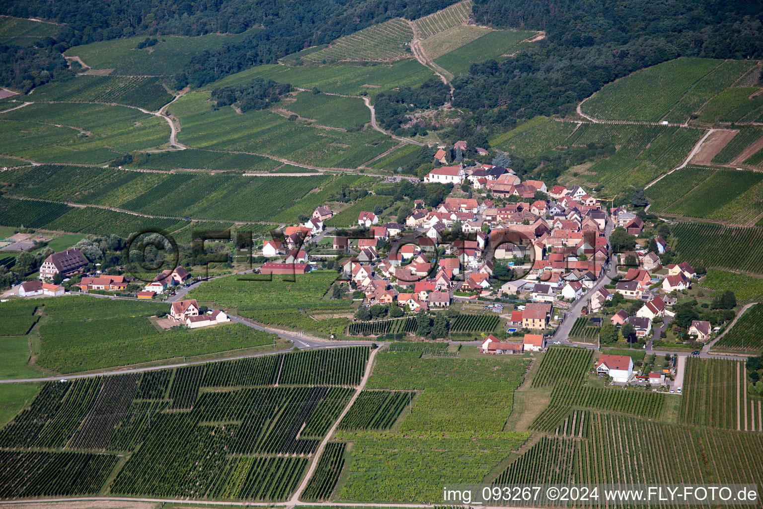 Vue aérienne de Champs agricoles et surfaces utilisables à Dieffenthal dans le département Bas Rhin, France