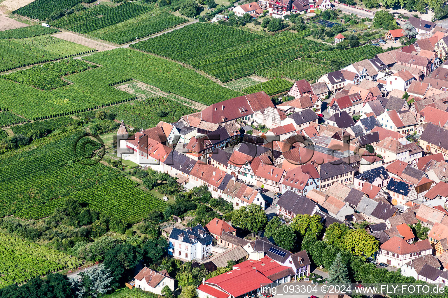 Vue aérienne de Tour de l'ancienne muraille historique de la ville à Saint-Hippolyte dans le département Haut-Rhin, France