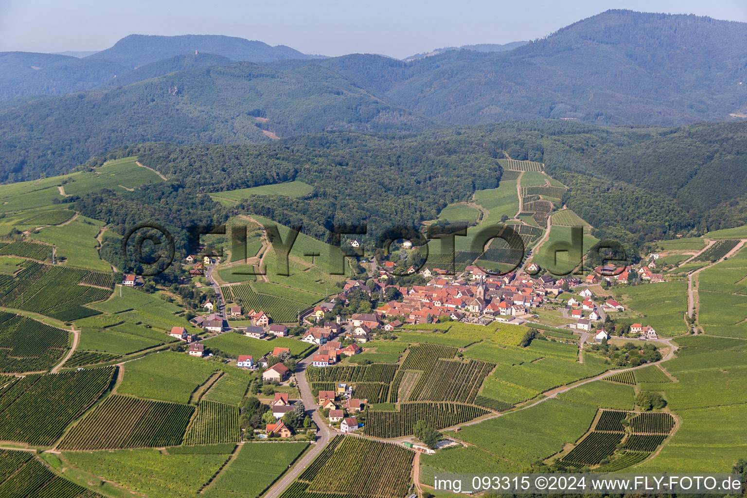 Vue aérienne de Champs agricoles et surfaces utilisables à Rodern dans le département Haut-Rhin, France