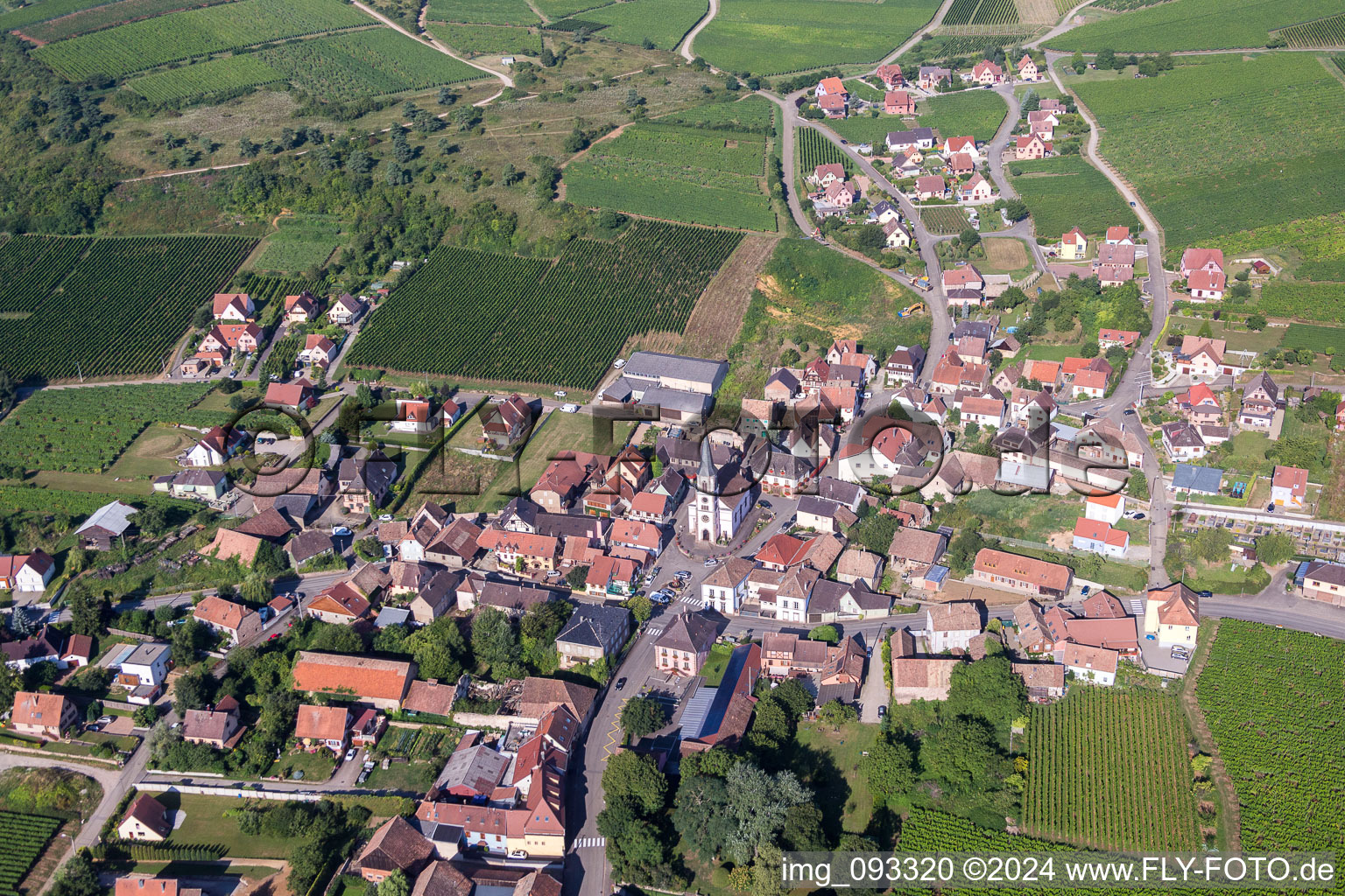 Vue aérienne de Champs agricoles et surfaces utilisables à Rorschwihr dans le département Haut-Rhin, France