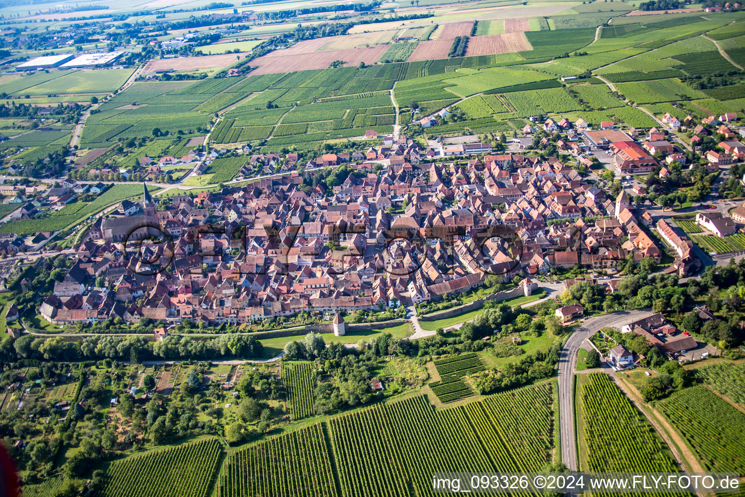 Vue aérienne de Du nord à Bergheim dans le département Haut-Rhin, France