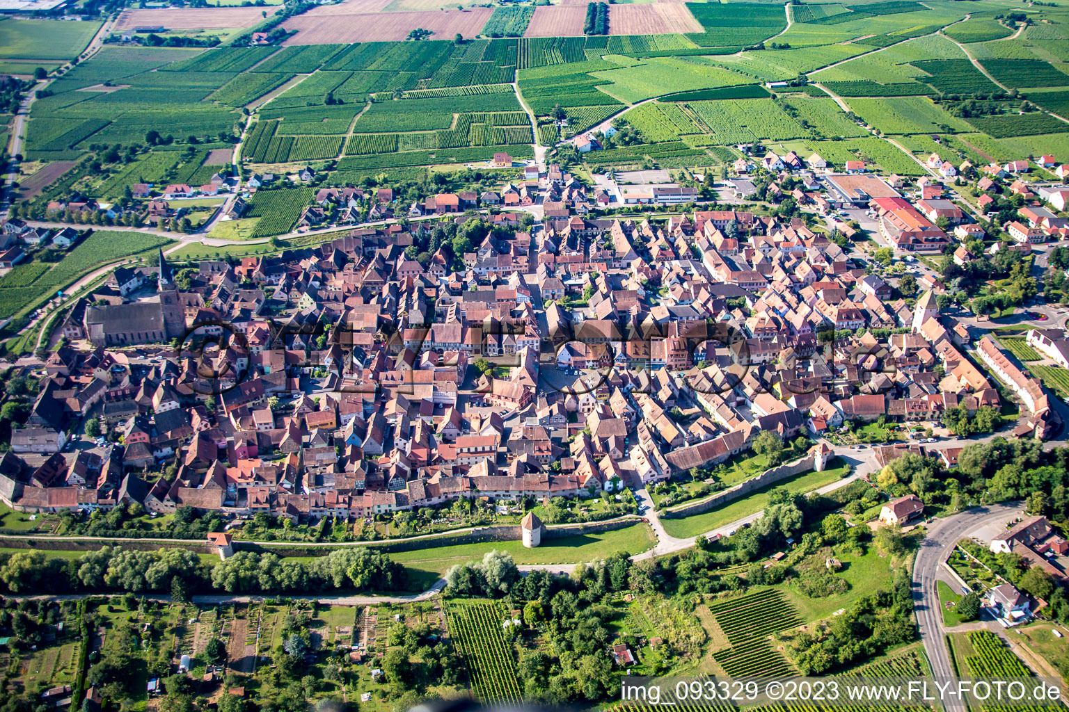 Vue aérienne de Quartier de la vieille ville et centre-ville de la ville viticole médiévale Bergheim à Bergheim dans le département Haut-Rhin, France