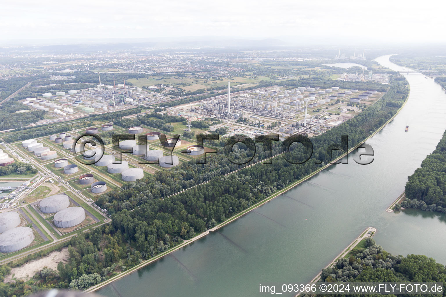 Vue aérienne de Raffinerie à le quartier Knielingen in Karlsruhe dans le département Bade-Wurtemberg, Allemagne