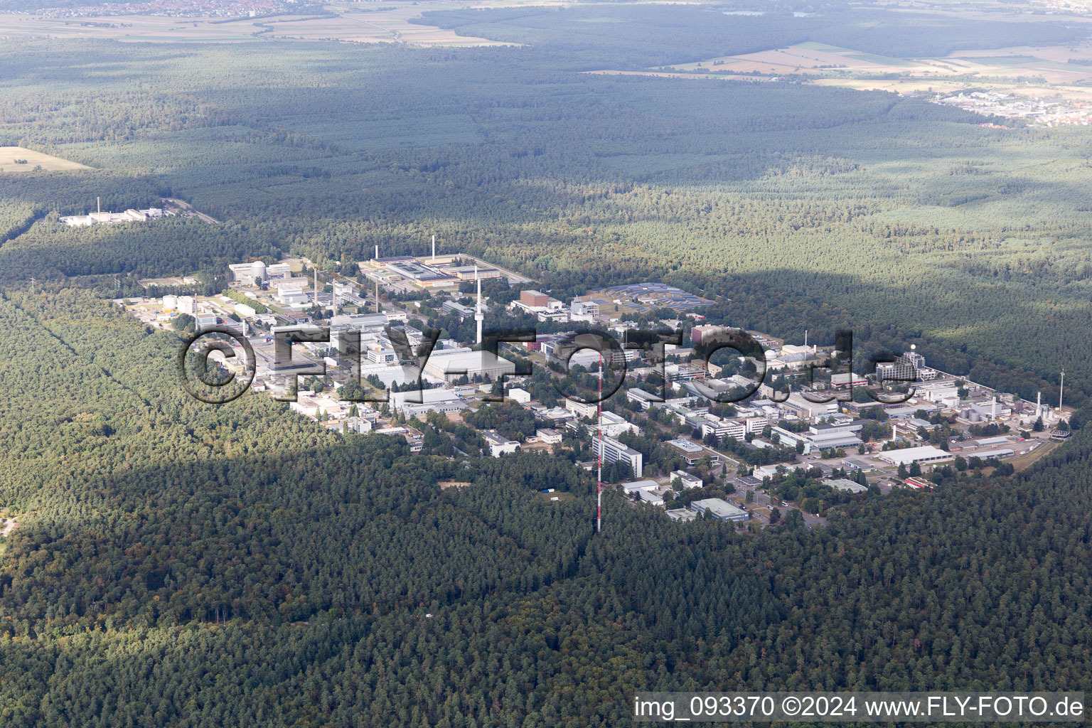 Vue aérienne de Bâtiment de recherche et complexe de bureaux du KIT Campus Nord (anciennement Centre de recherche nucléaire de Karlsruhe) à le quartier Leopoldshafen in Eggenstein-Leopoldshafen dans le département Bade-Wurtemberg, Allemagne