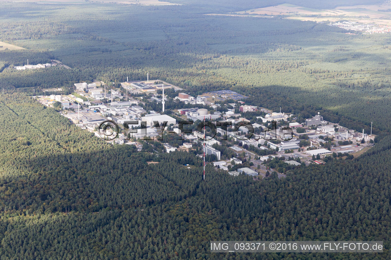 Vue aérienne de Bâtiment de recherche et complexe de bureaux du KIT Campus Nord (anciennement Centre de recherche nucléaire de Karlsruhe) à le quartier Leopoldshafen in Eggenstein-Leopoldshafen dans le département Bade-Wurtemberg, Allemagne