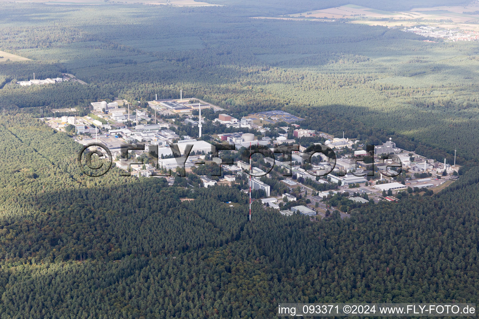 Vue aérienne de Bâtiment de recherche et complexe de bureaux du KIT Campus Nord (anciennement Centre de recherche nucléaire de Karlsruhe) à le quartier Leopoldshafen in Eggenstein-Leopoldshafen dans le département Bade-Wurtemberg, Allemagne