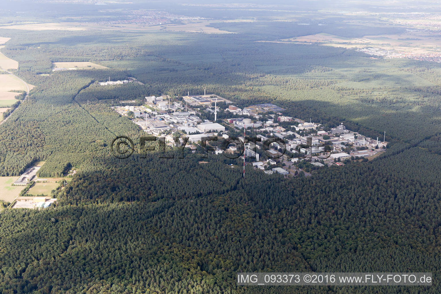 Photographie aérienne de Bâtiment de recherche et complexe de bureaux du KIT Campus Nord (anciennement Centre de recherche nucléaire de Karlsruhe) à le quartier Leopoldshafen in Eggenstein-Leopoldshafen dans le département Bade-Wurtemberg, Allemagne