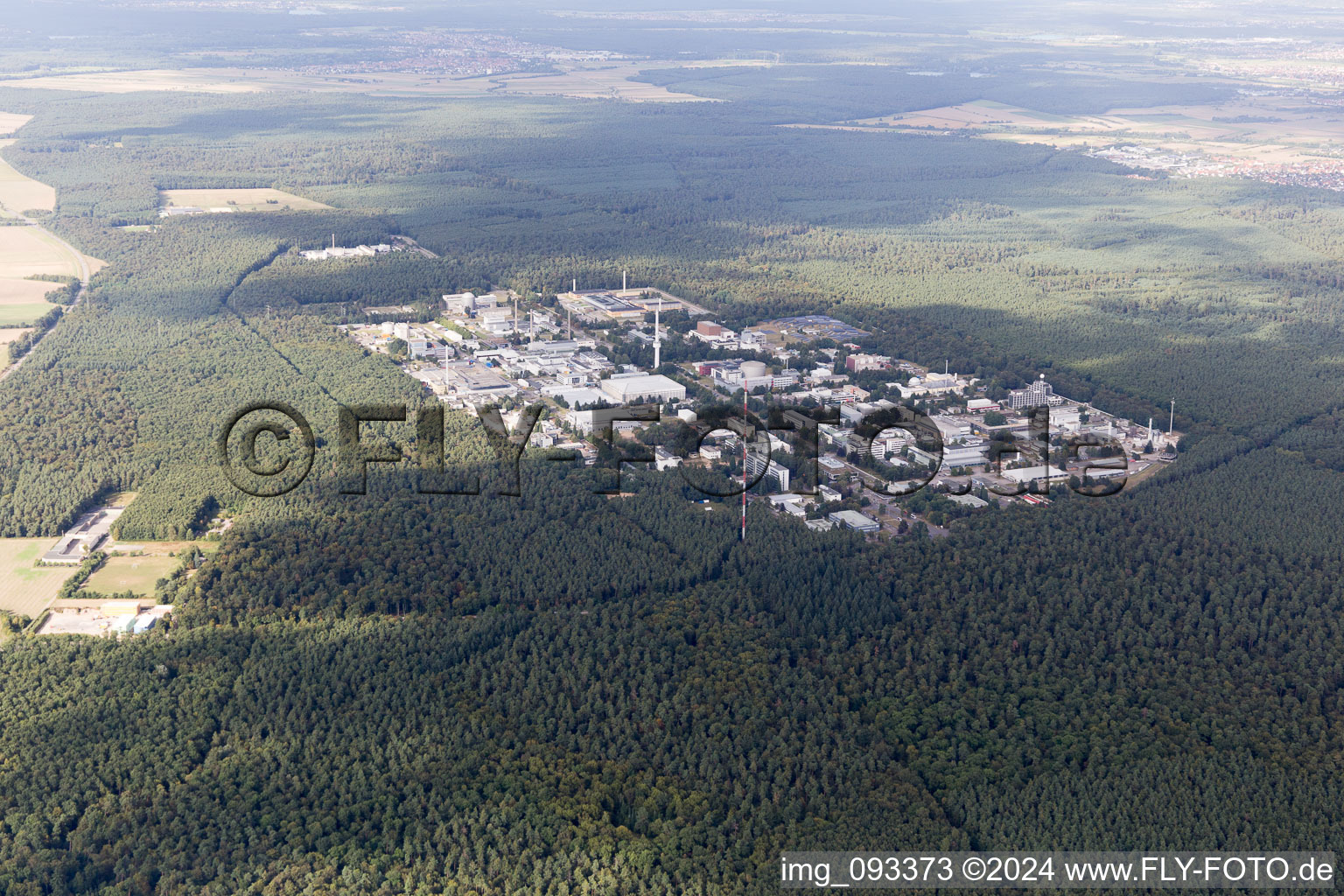 Photographie aérienne de Bâtiment de recherche et complexe de bureaux du KIT Campus Nord (anciennement Centre de recherche nucléaire de Karlsruhe) à le quartier Leopoldshafen in Eggenstein-Leopoldshafen dans le département Bade-Wurtemberg, Allemagne