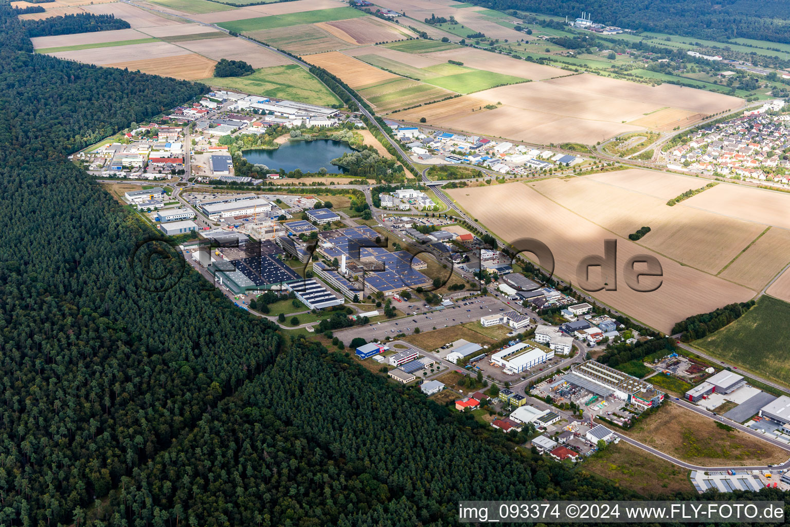 Vue aérienne de Zone industrielle et commerciale avec IWK Verpackungstechnik GmbH à le quartier Blankenloch in Stutensee dans le département Bade-Wurtemberg, Allemagne