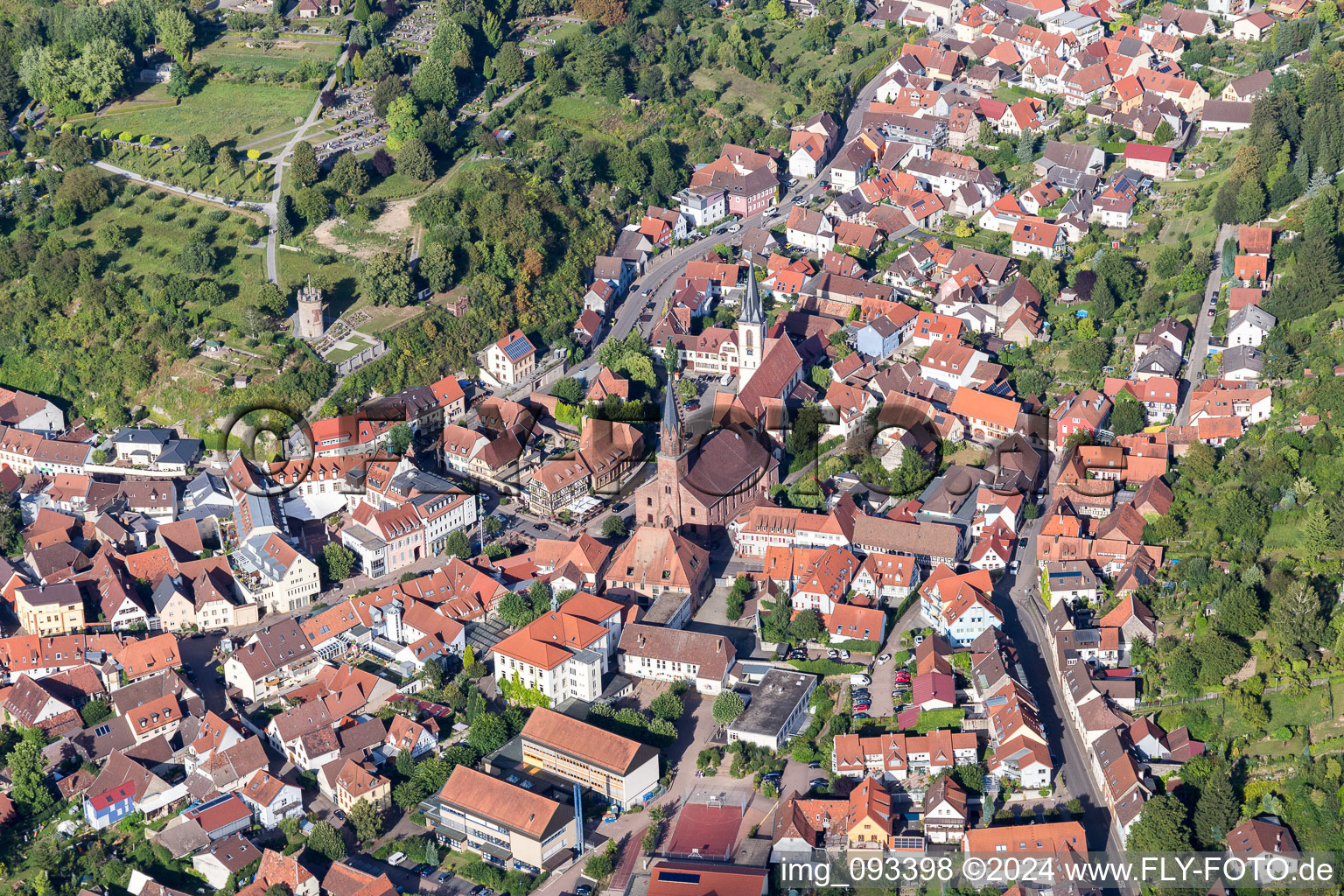 Vue aérienne de Église protestante en grès rouge et église paroissiale catholique en plâtre blanc de Saint-Michel Weingarten à Weingarten dans le département Bade-Wurtemberg, Allemagne