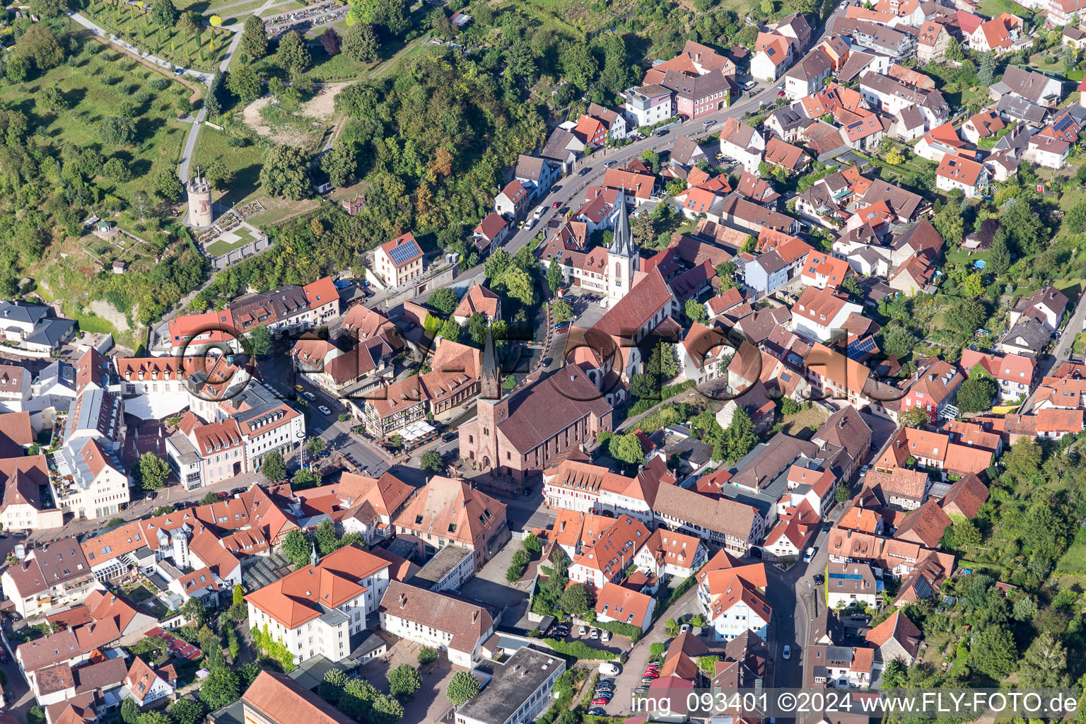 Vue aérienne de Église protestante en grès rouge et église paroissiale catholique en plâtre blanc de Saint-Michel Weingarten à Weingarten dans le département Bade-Wurtemberg, Allemagne