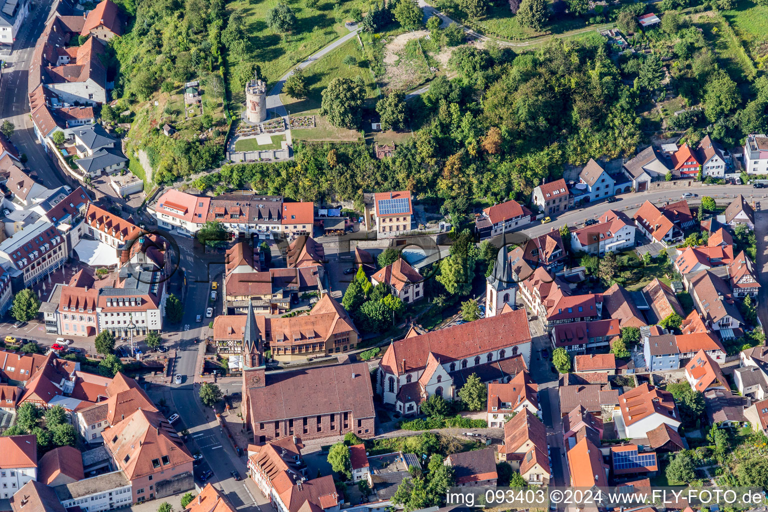 Photographie aérienne de Église protestante en grès rouge et église paroissiale catholique en plâtre blanc de Saint-Michel Weingarten à Weingarten dans le département Bade-Wurtemberg, Allemagne