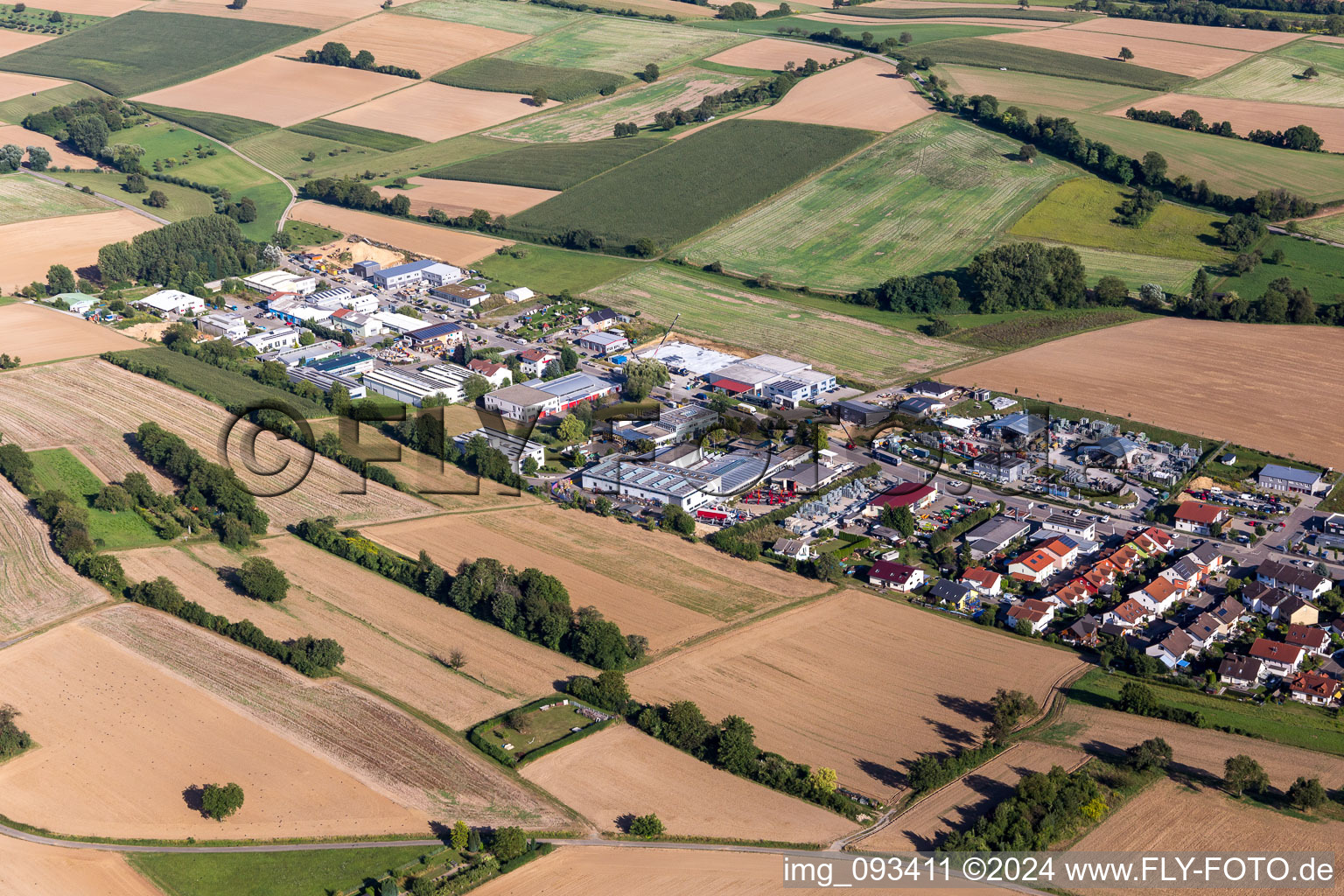 Vue aérienne de Zone industrielle et implantation d'entreprises au nord à le quartier Jöhlingen in Walzbachtal dans le département Bade-Wurtemberg, Allemagne