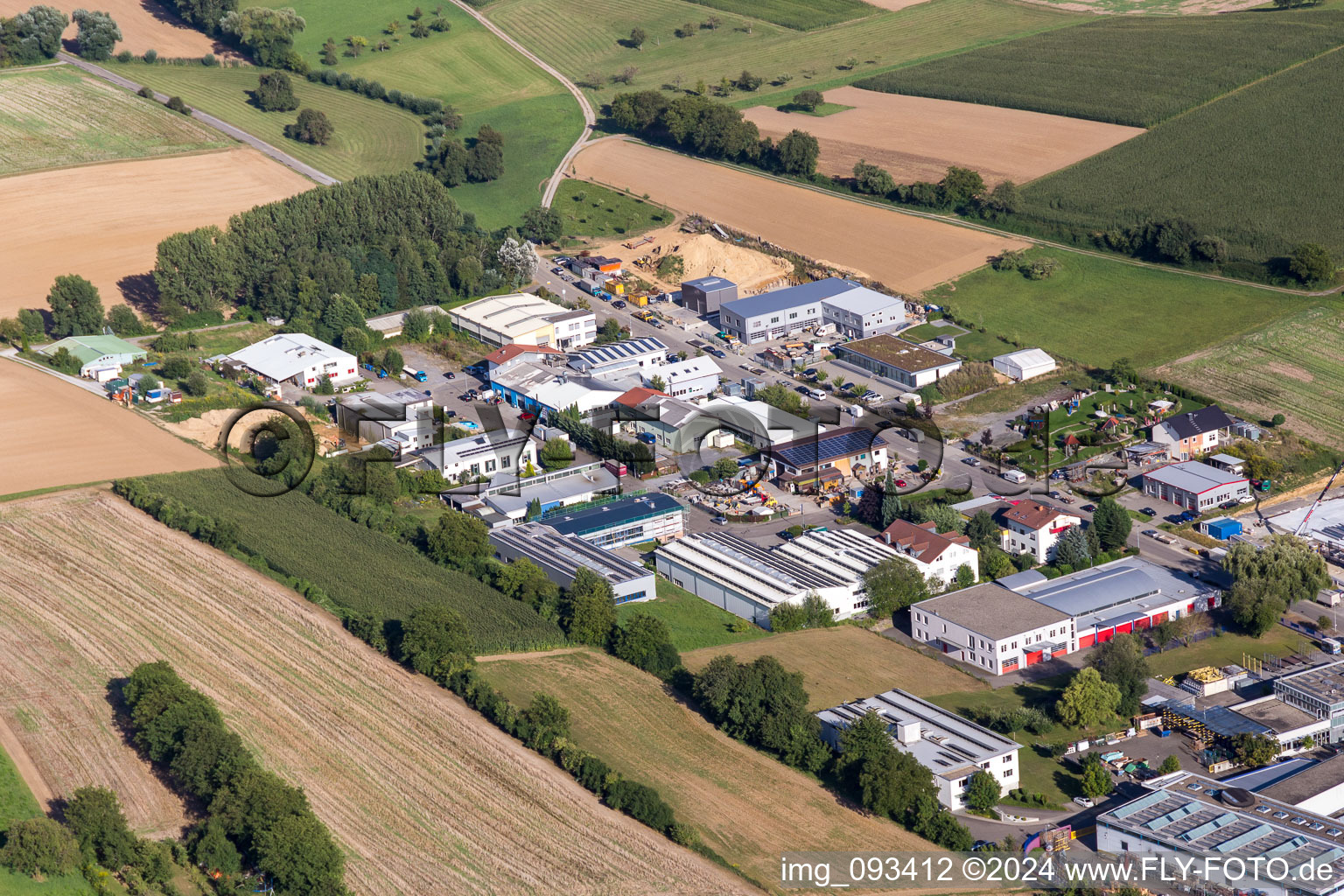 Vue aérienne de Zone industrielle et implantation d'entreprises au nord à le quartier Jöhlingen in Walzbachtal dans le département Bade-Wurtemberg, Allemagne