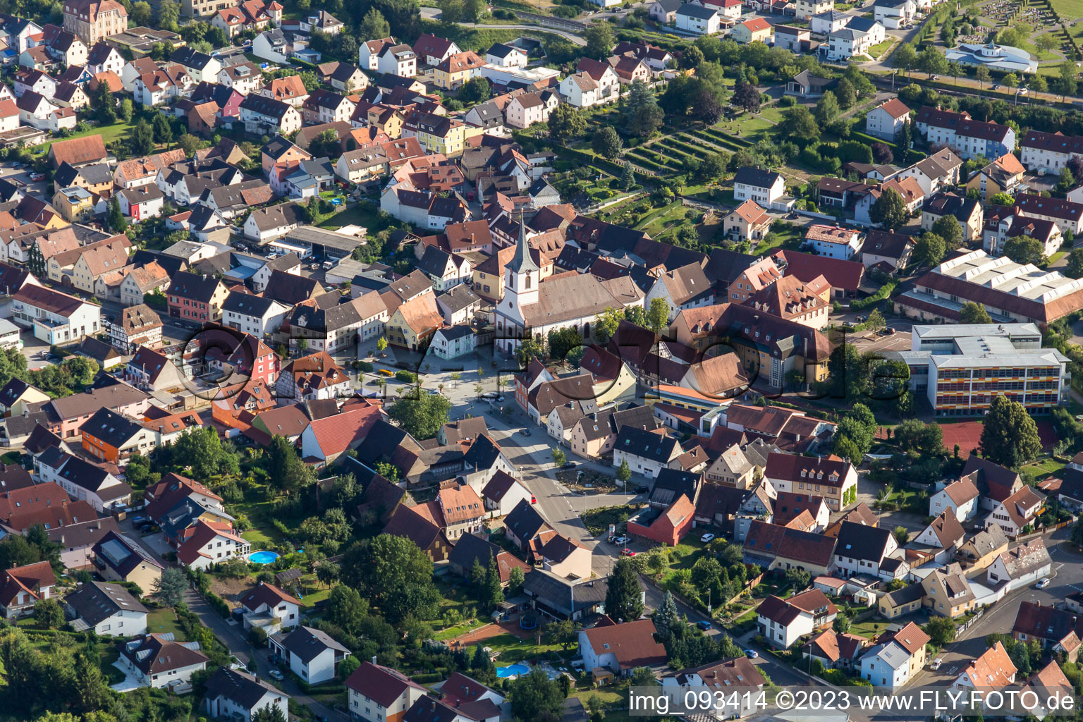Vue aérienne de Vue des rues et des maisons des quartiers résidentiels à le quartier Jöhlingen in Walzbachtal dans le département Bade-Wurtemberg, Allemagne