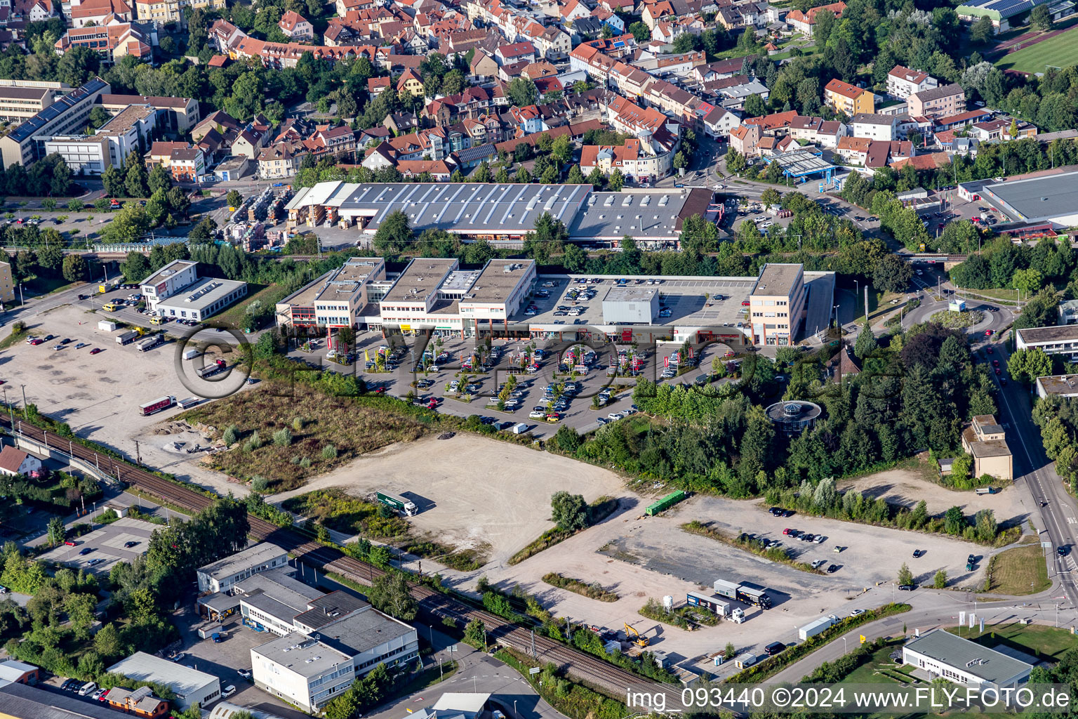 Vue aérienne de REWE, Deichmann à Bretten dans le département Bade-Wurtemberg, Allemagne