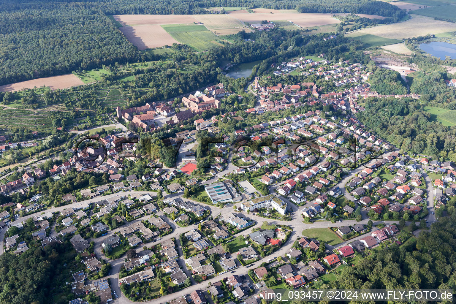 Maulbronn dans le département Bade-Wurtemberg, Allemagne vu d'un drone