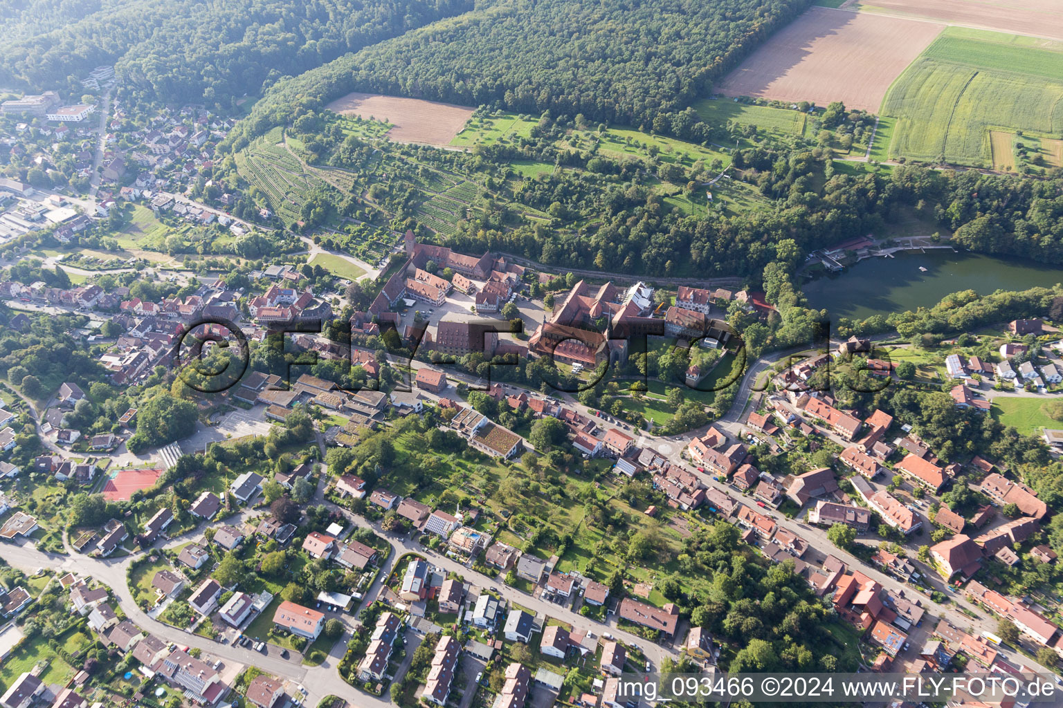 Maulbronn dans le département Bade-Wurtemberg, Allemagne depuis l'avion