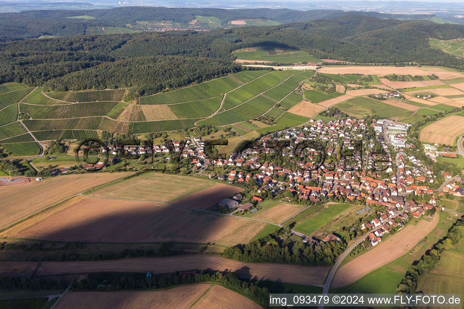 Vue aérienne de Champs agricoles et surfaces utilisables à le quartier Gündelbach in Vaihingen an der Enz dans le département Bade-Wurtemberg, Allemagne