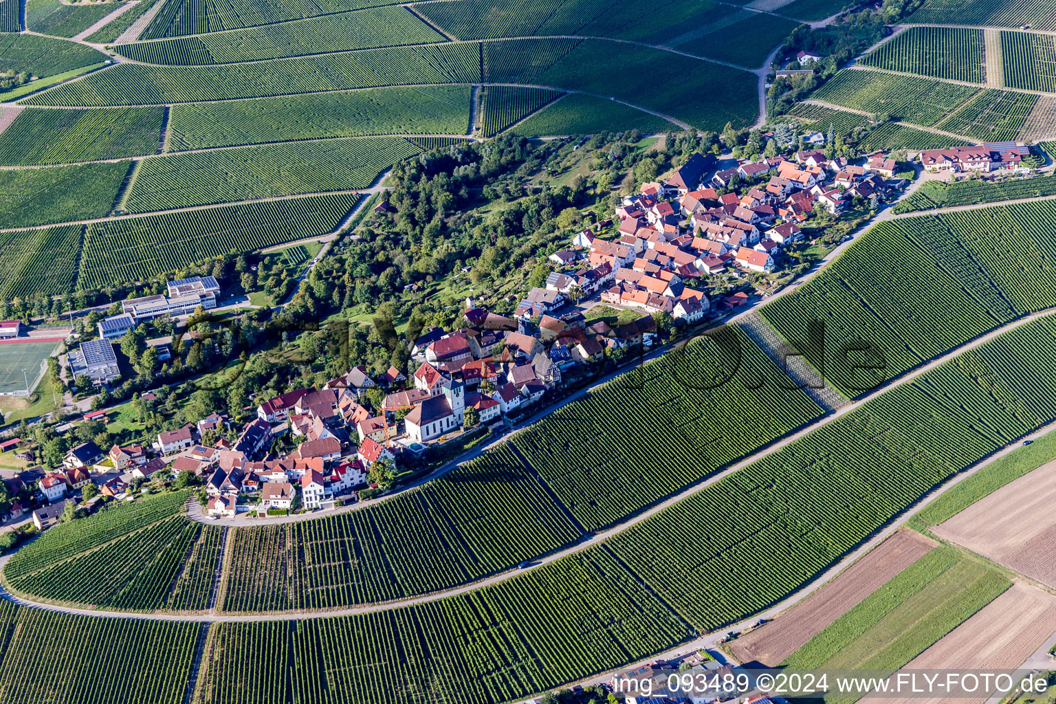 Vue aérienne de Village vigneron sur vignoble en Hohenhaslach à le quartier Hohenhaslach in Sachsenheim dans le département Bade-Wurtemberg, Allemagne