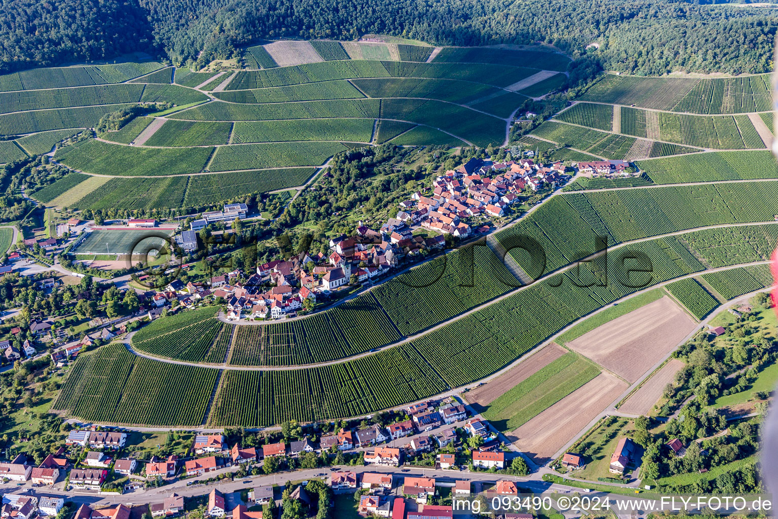 Vue aérienne de Village vigneron sur vignoble en Hohenhaslach à le quartier Hohenhaslach in Sachsenheim dans le département Bade-Wurtemberg, Allemagne