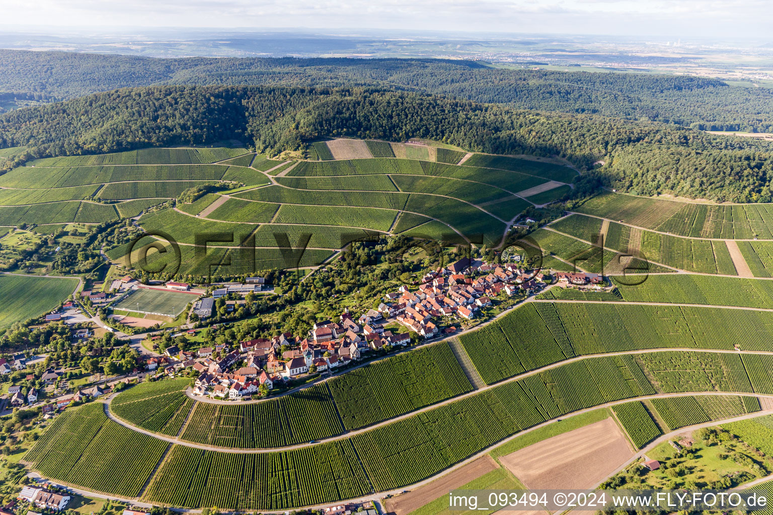 Photographie aérienne de Village vigneron sur vignoble en Hohenhaslach à le quartier Hohenhaslach in Sachsenheim dans le département Bade-Wurtemberg, Allemagne