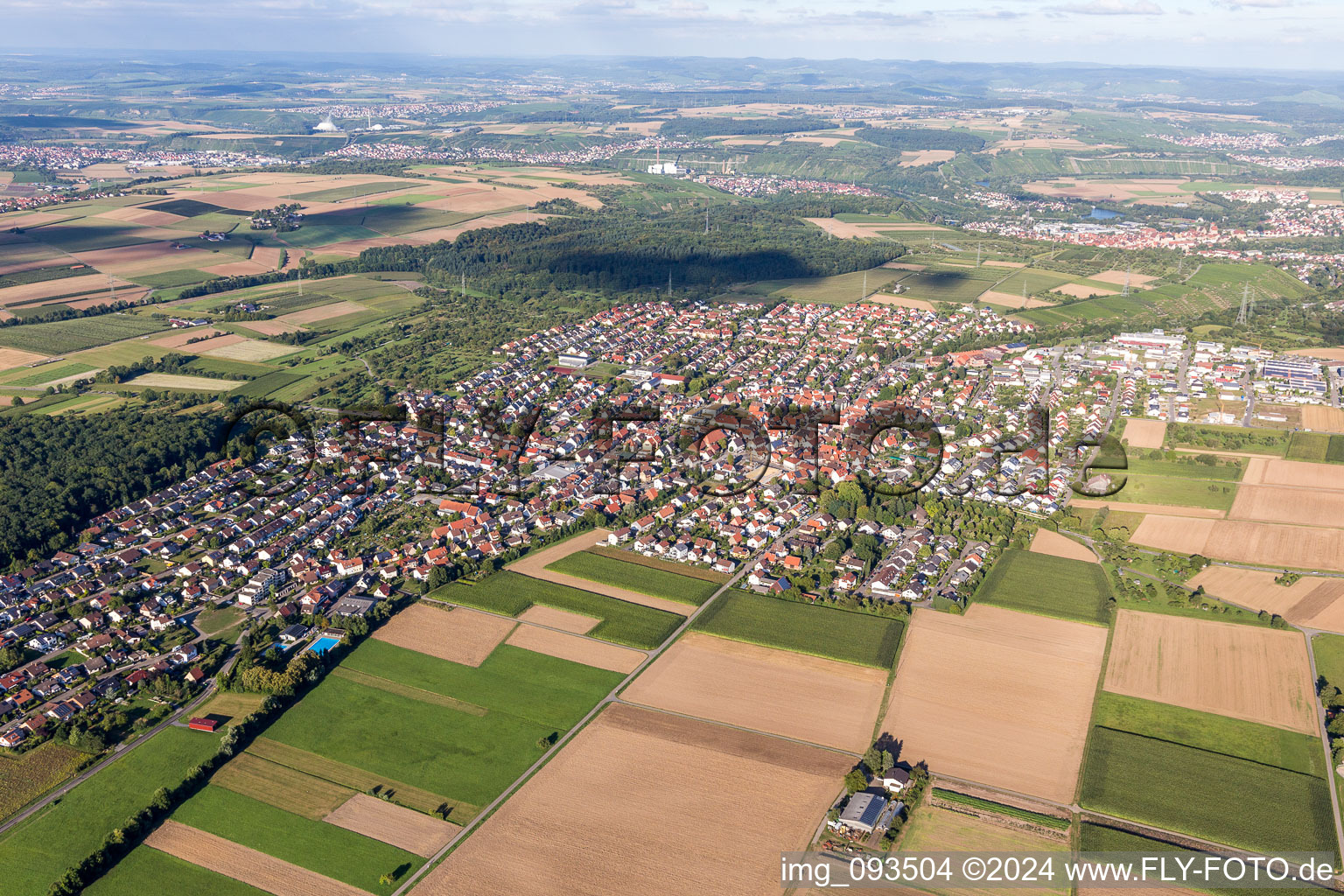 Vue aérienne de Vue des rues et des maisons des quartiers résidentiels à Löchgau dans le département Bade-Wurtemberg, Allemagne