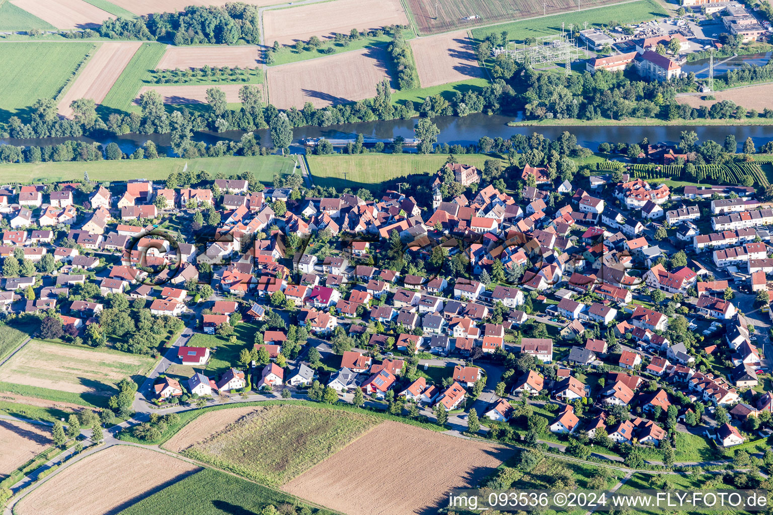 Vue aérienne de Zones riveraines du Neckar à le quartier Kleiningersheim in Ingersheim dans le département Bade-Wurtemberg, Allemagne