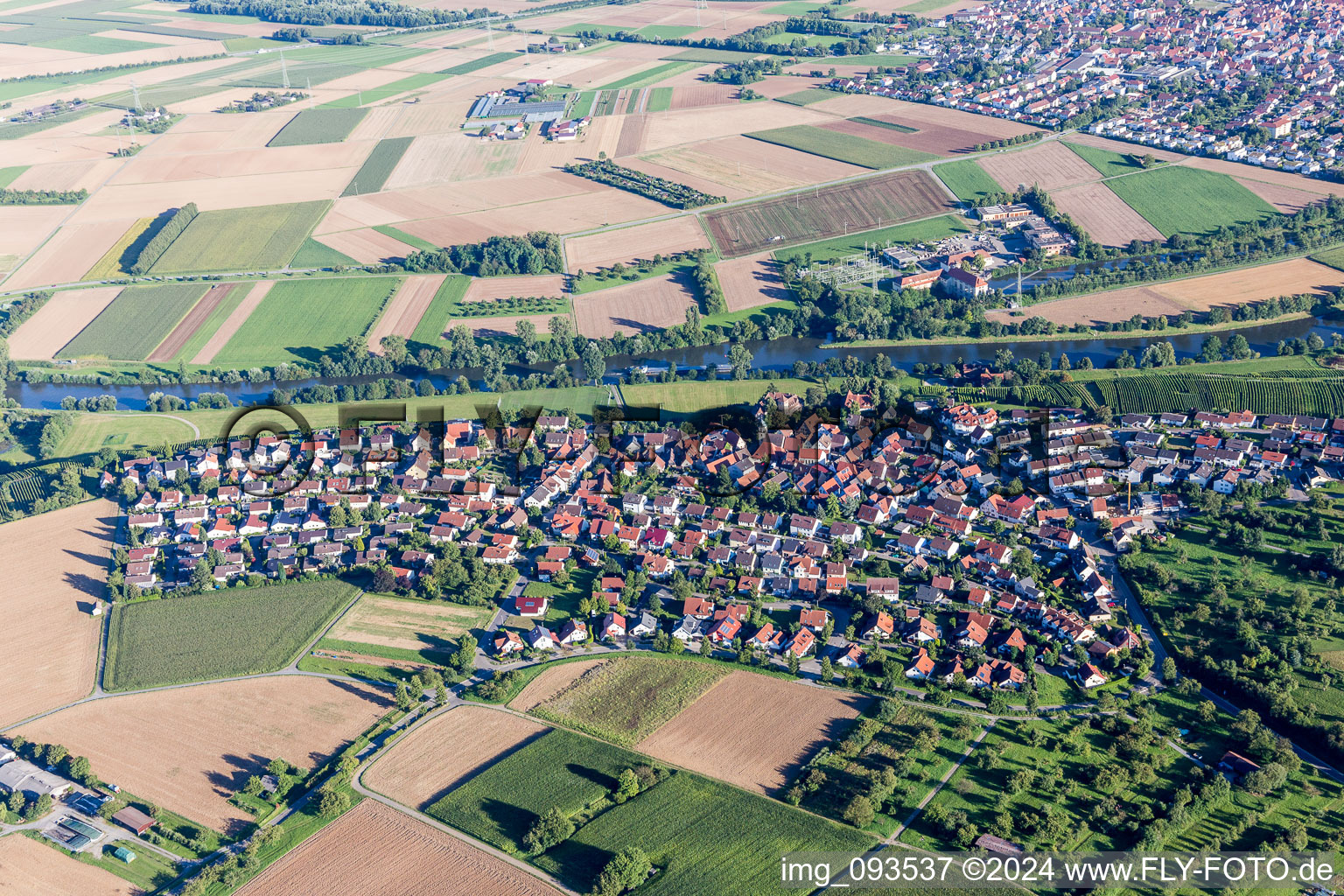 Vue aérienne de Zones riveraines du Neckar à le quartier Kleiningersheim in Ingersheim dans le département Bade-Wurtemberg, Allemagne