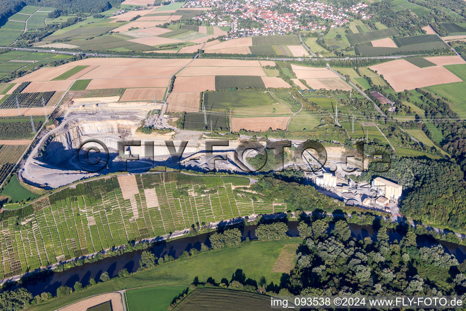 Vue aérienne de Carrière de Mundelsheim pour l'exploitation minière et l'extraction de gravier derrière les pentes du vignoble sur le Neckar à Mundelsheim à le quartier Höpfigheim in Steinheim an der Murr dans le département Bade-Wurtemberg, Allemagne