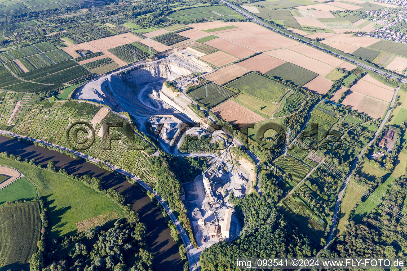 Vue aérienne de Carrière Mundelsheim pour l'extraction et l'extraction de graviers derrière les pentes des vignobles du Neckar à Mundelsheim dans le département Bade-Wurtemberg, Allemagne