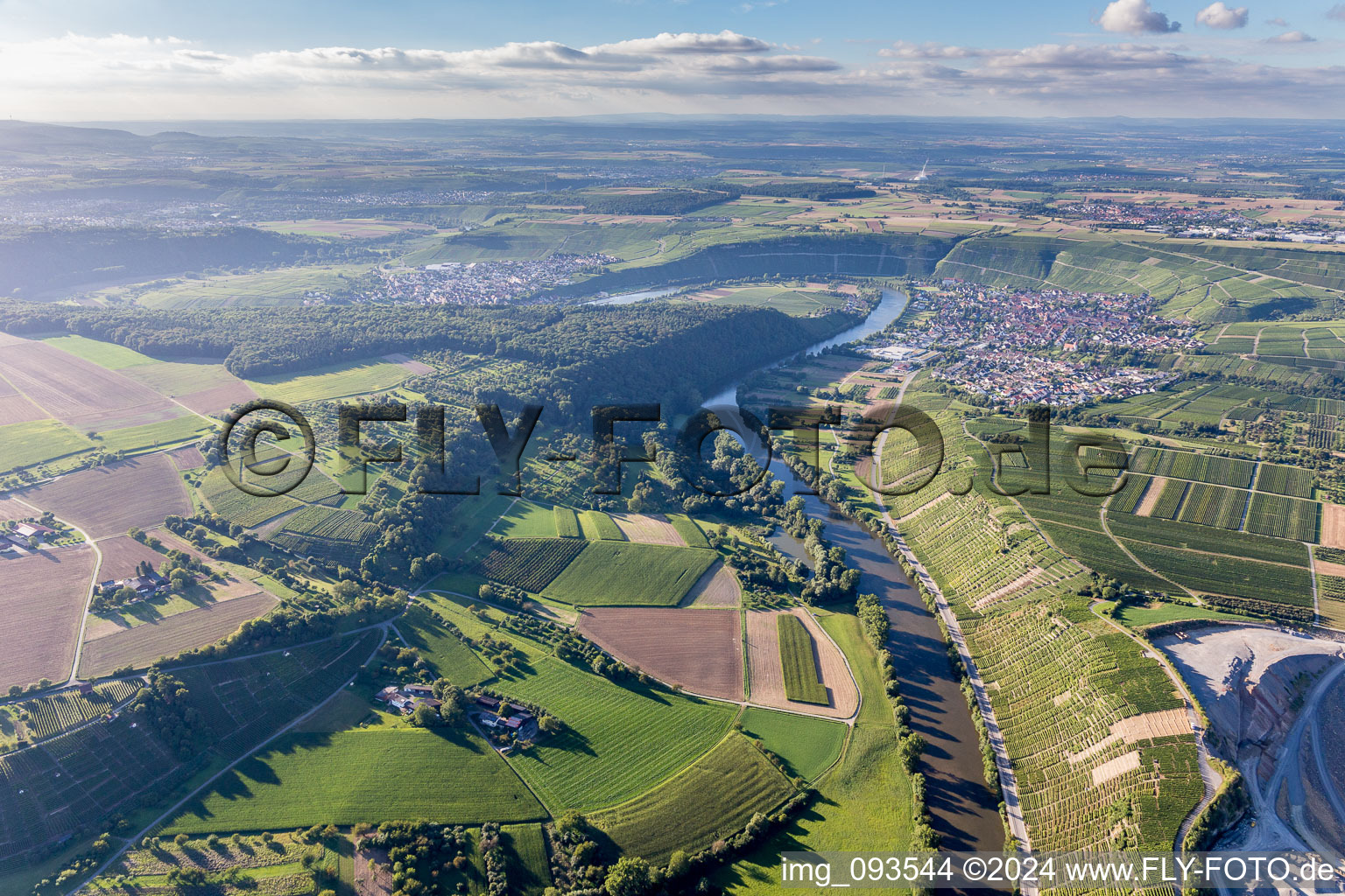 Vue aérienne de Zones riveraines du Neckar à le quartier Schreyerhof in Mundelsheim dans le département Bade-Wurtemberg, Allemagne