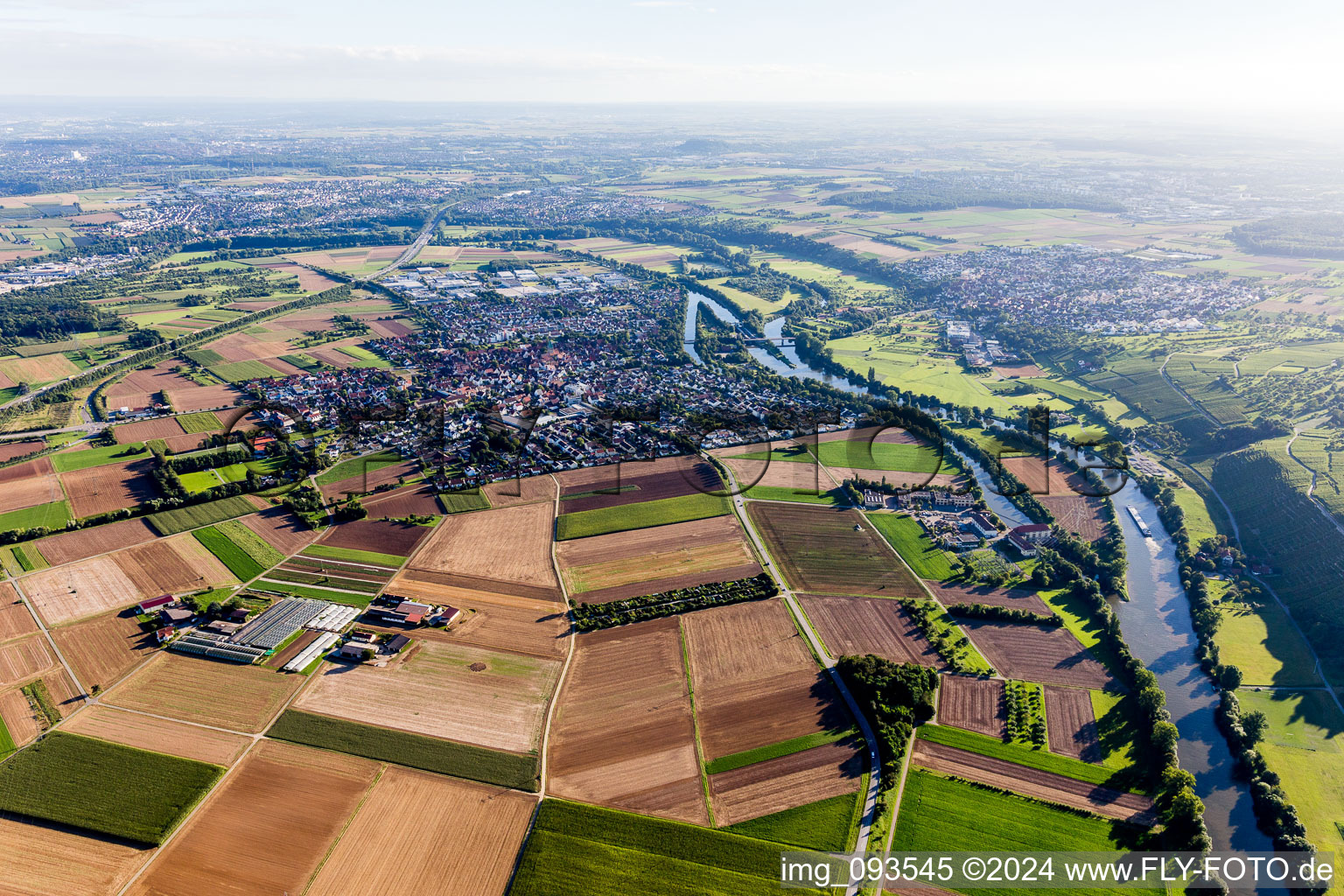 Vue aérienne de Zones riveraines du Neckar à Pleidelsheim dans le département Bade-Wurtemberg, Allemagne