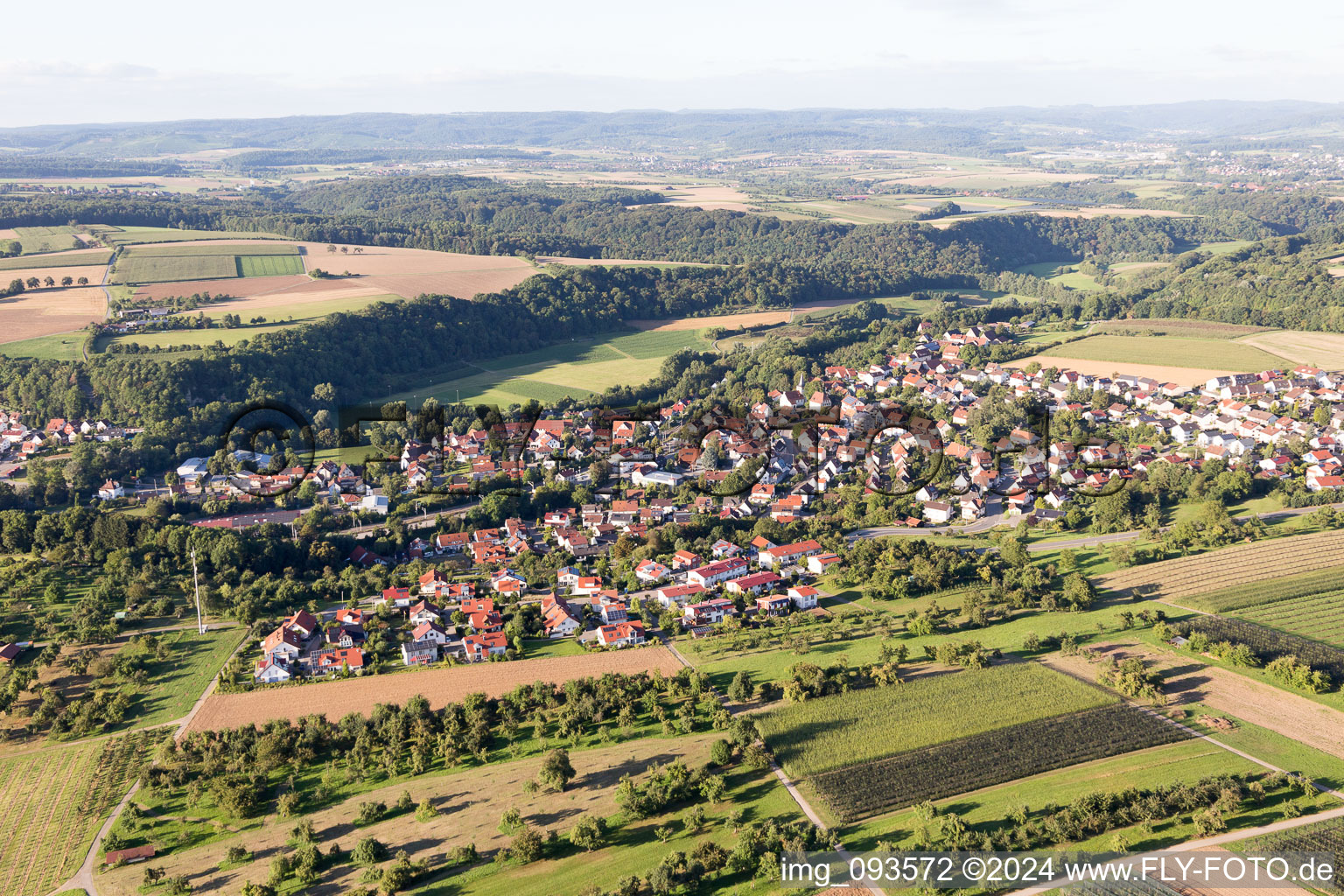 Vue aérienne de Burgstetten à Kirschenhardthof dans le département Bade-Wurtemberg, Allemagne