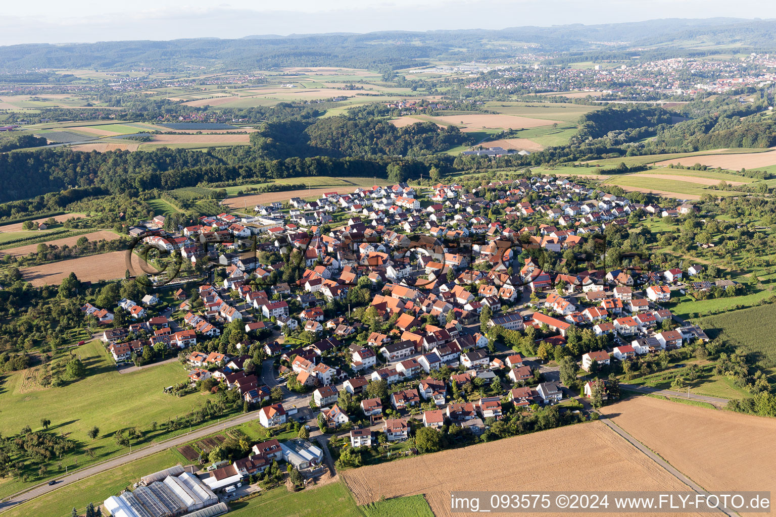 Vue aérienne de Vue des rues et des maisons des quartiers résidentiels à le quartier Erbstetten in Burgstetten dans le département Bade-Wurtemberg, Allemagne