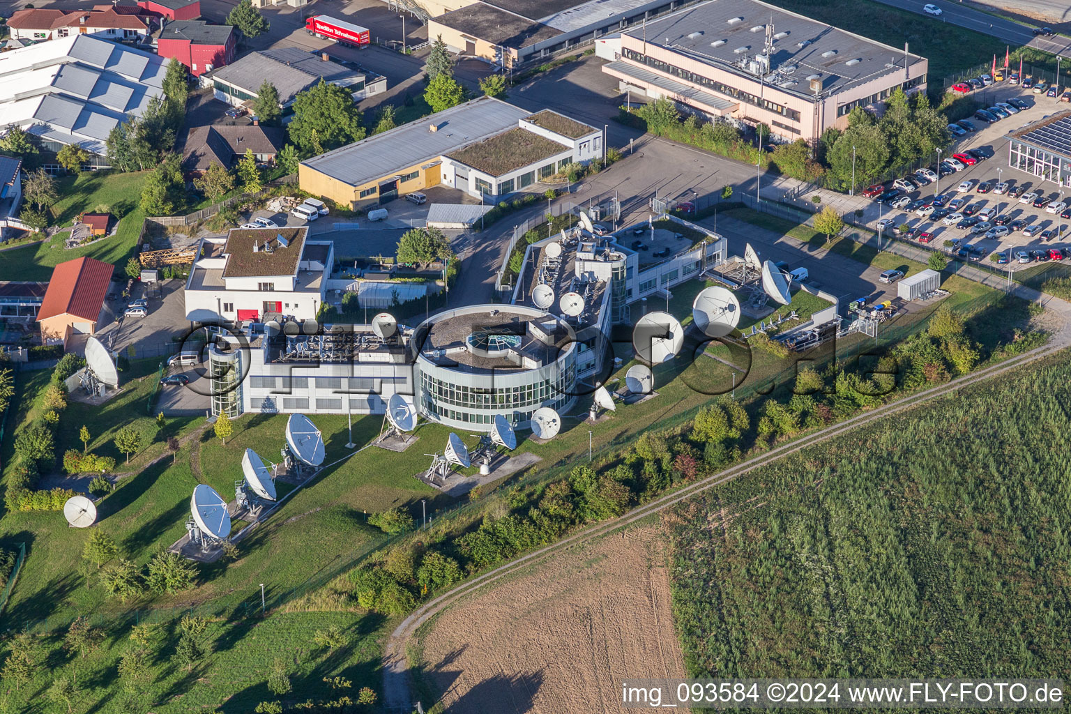 Vue aérienne de Miroirs paraboliques des antennes paraboliques de Signalhorn en Waldrems à le quartier Waldrems in Backnang dans le département Bade-Wurtemberg, Allemagne