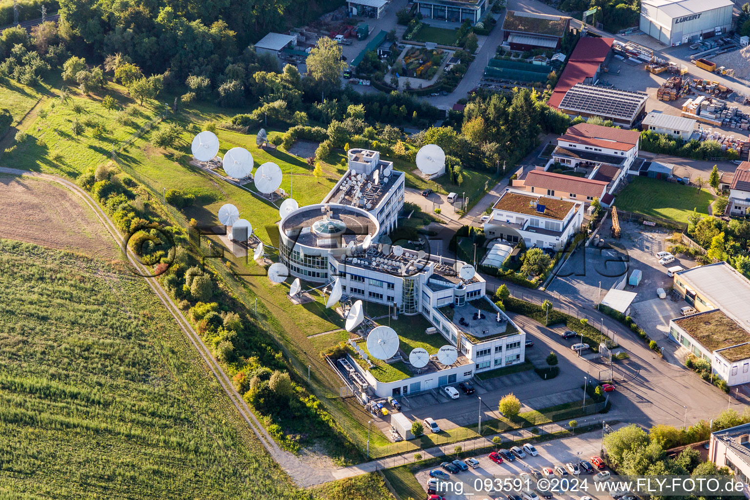 Vue aérienne de Miroirs paraboliques des antennes paraboliques de Signalhorn en Waldrems à le quartier Waldrems in Backnang dans le département Bade-Wurtemberg, Allemagne