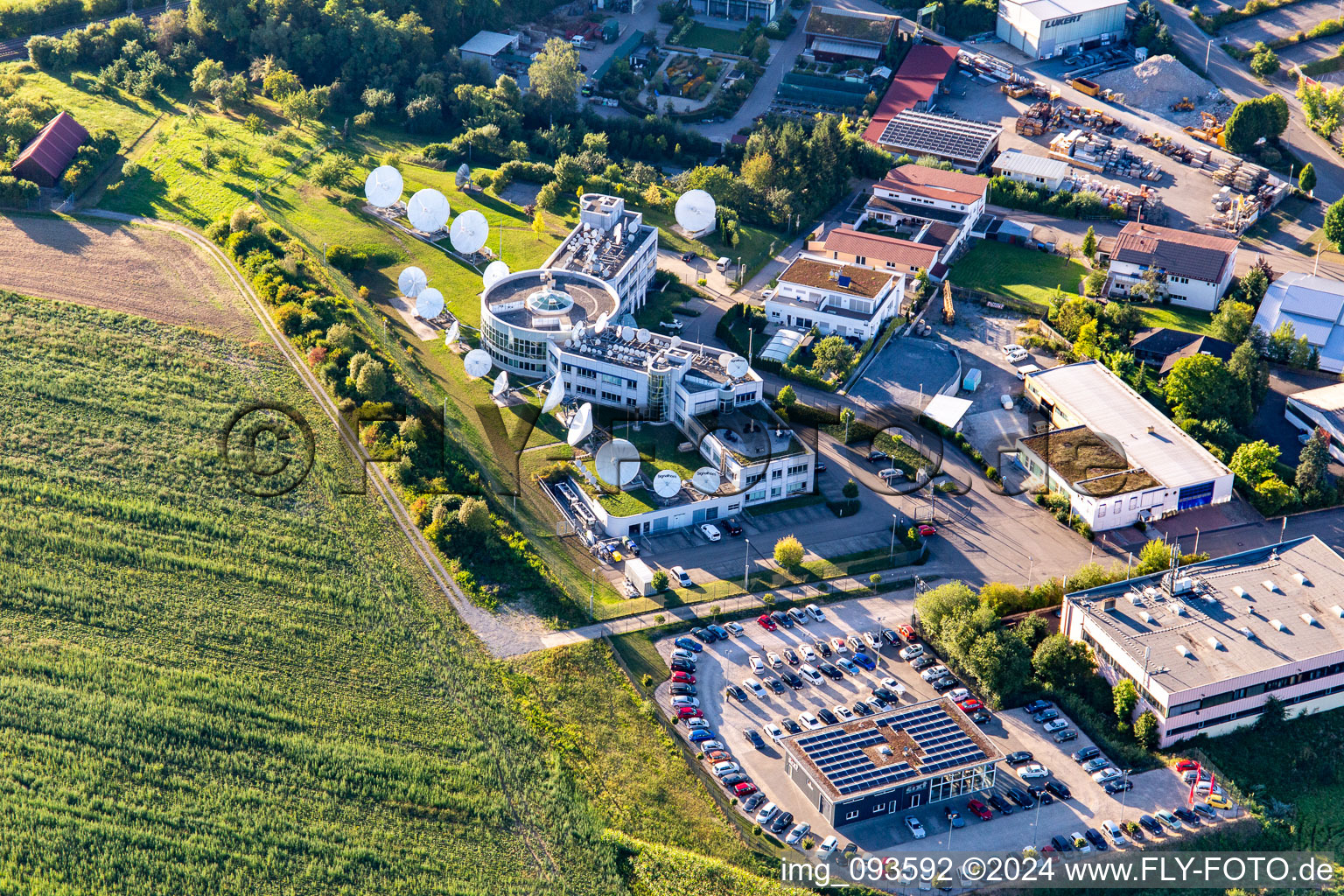 Vue aérienne de Forêt d'antennes paraboliques pour la communication par satellite sur Illerstr. à le quartier Waldrems in Backnang dans le département Bade-Wurtemberg, Allemagne